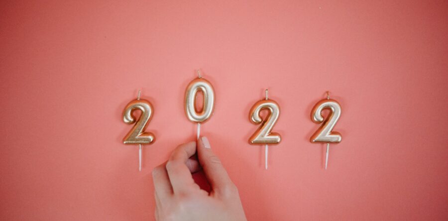 Candles that read 2022
